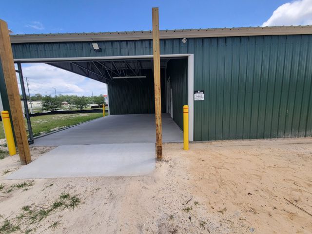 Covered loading/unloading area